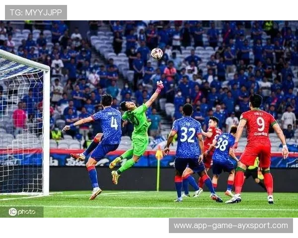 足球队通过连续短传撕破整条防线 足球队通过连续短传撕破整条防线