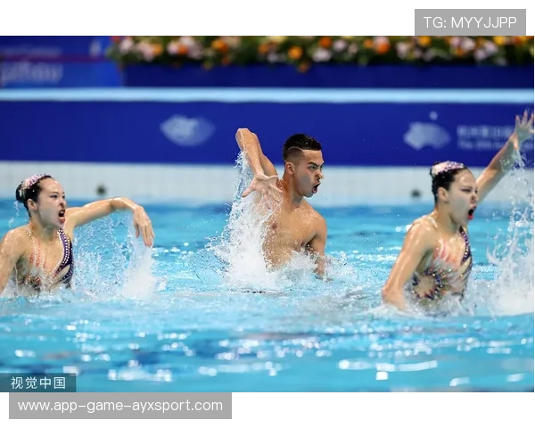 花样游泳队合体“倒立开花”动作美翻观众