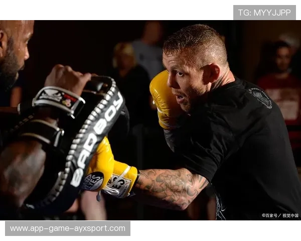 UFC精彩瞬间：腹部中拳击倒对手的瞬间震撼世界